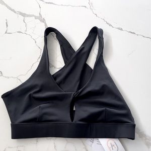 Women’s NWT JustFab Athletic Top Size L in Black.